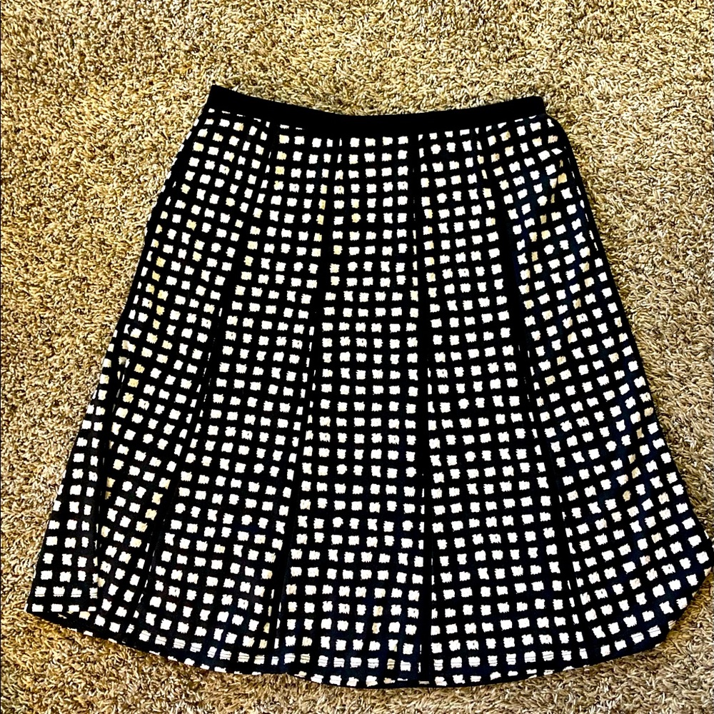 NWOT GNW stretchy black and white swing shirt